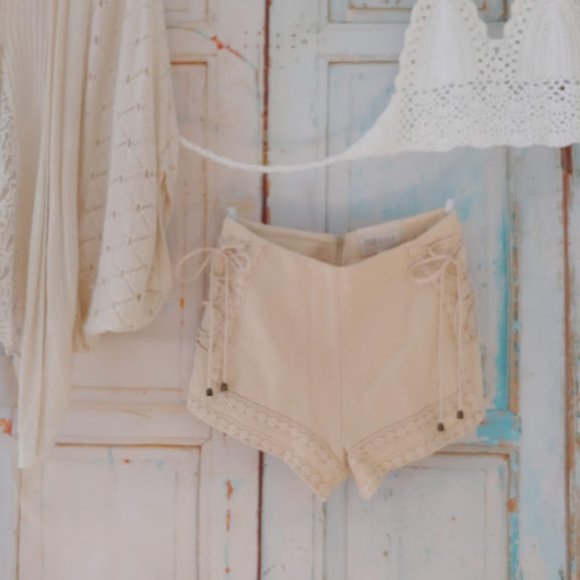 MOON RIVER crochet lace up sides zipper lined shorts/size xs/cream - Picture 1 of 9